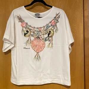 Women’s Maui t-shirt, says one size but seems like a large